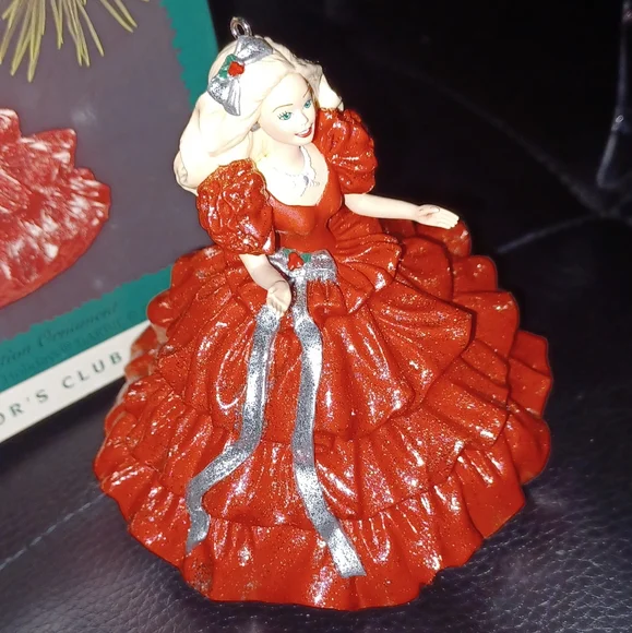 Hallmark Keepsake Ornament 1996 Based on Vintage 1988 Happy Holiday Barbie - Picture 4 of 5